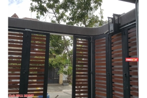 Automatic two wings curved sliding gate